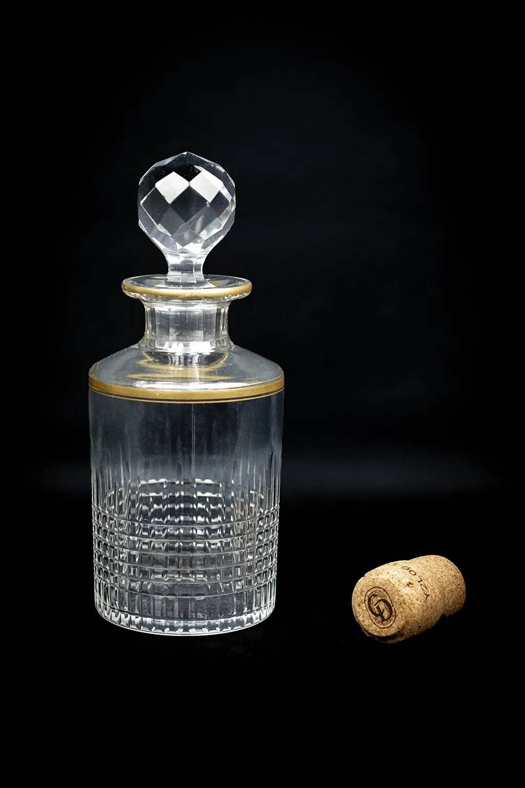 Flacon Baccarat modèle Nancy, cristal taillé et liseré doré, avant 1936