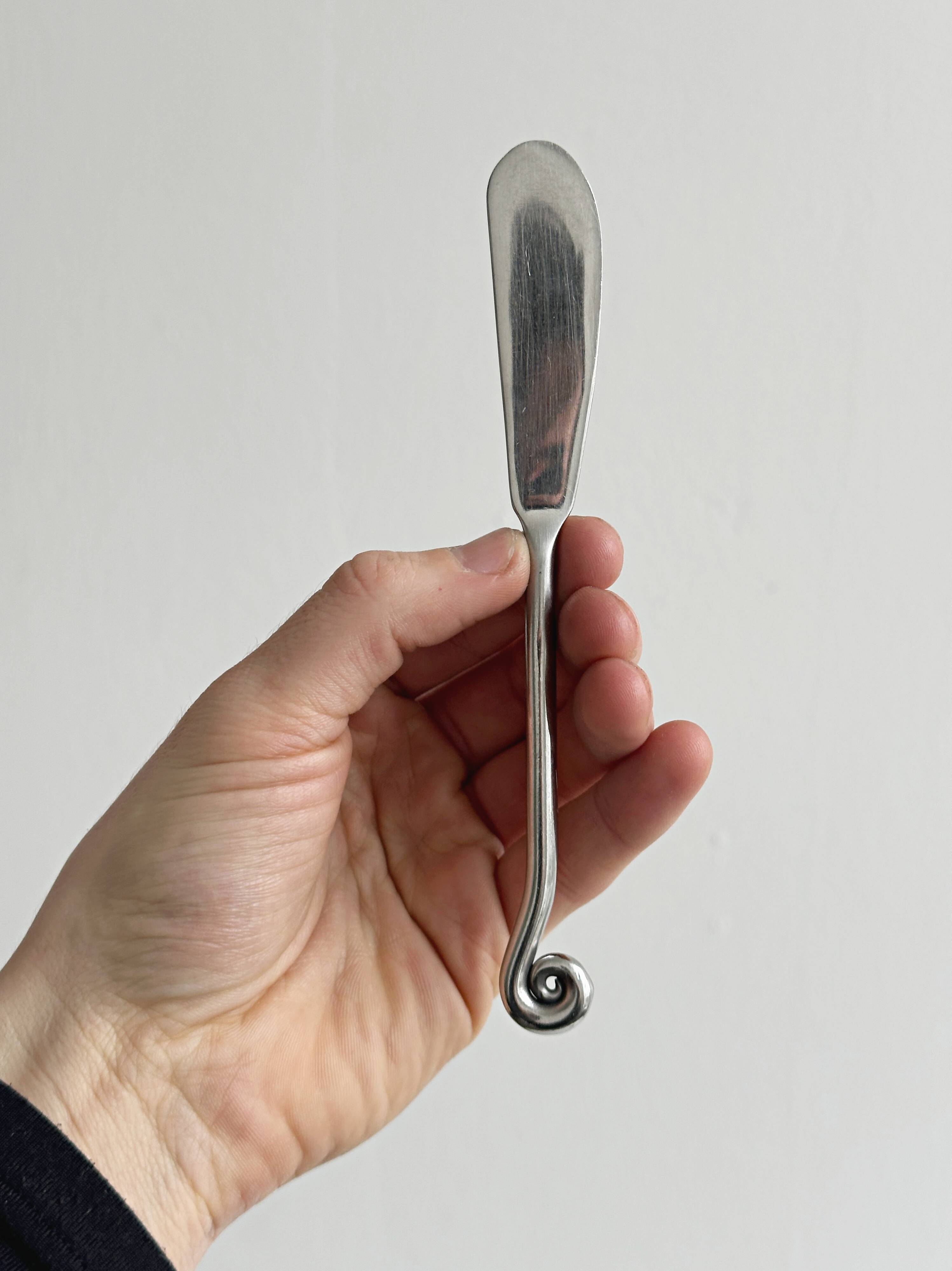 Metal snail butter knife