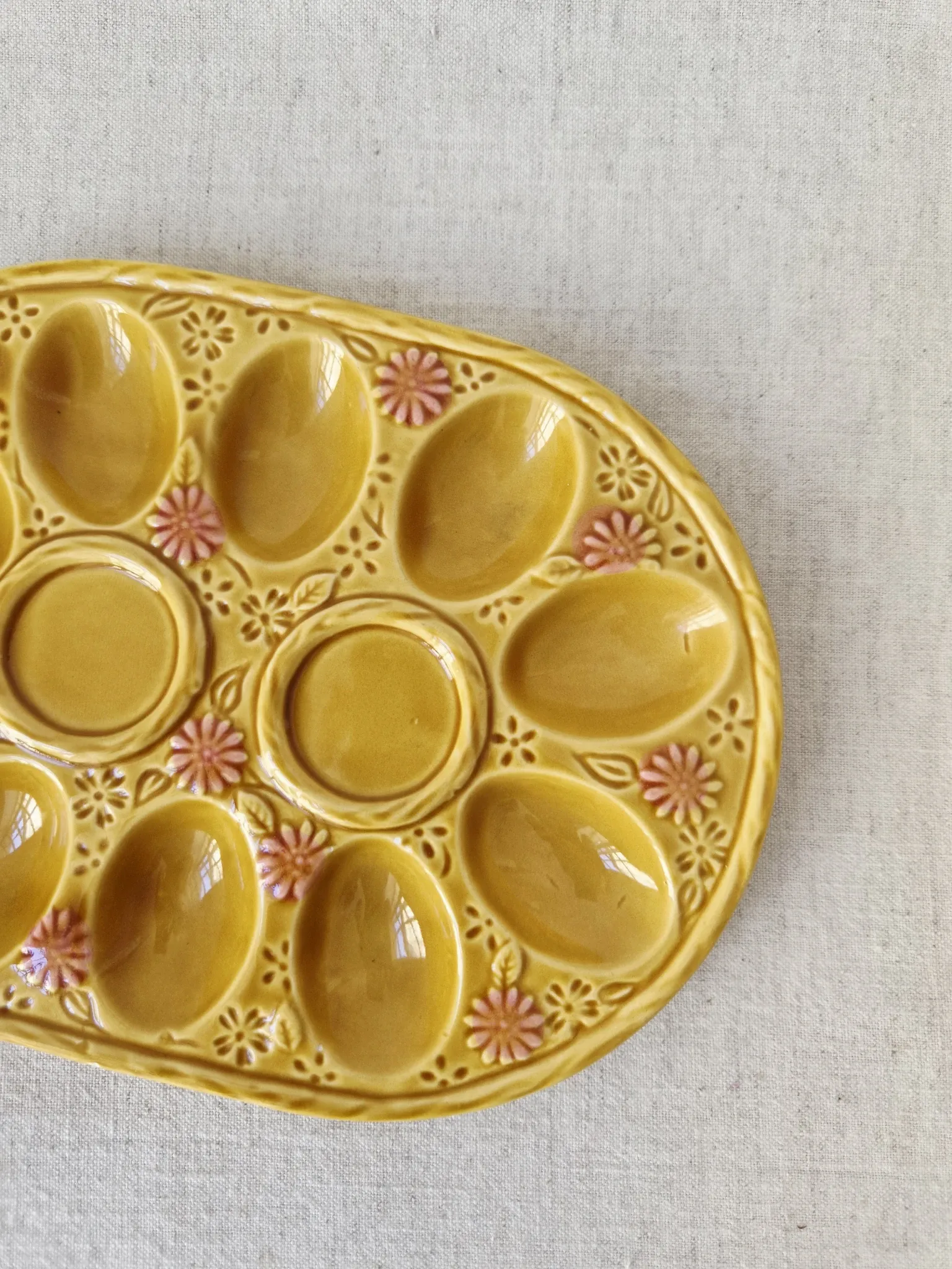 Vintage egg plate in majolica - 1970s