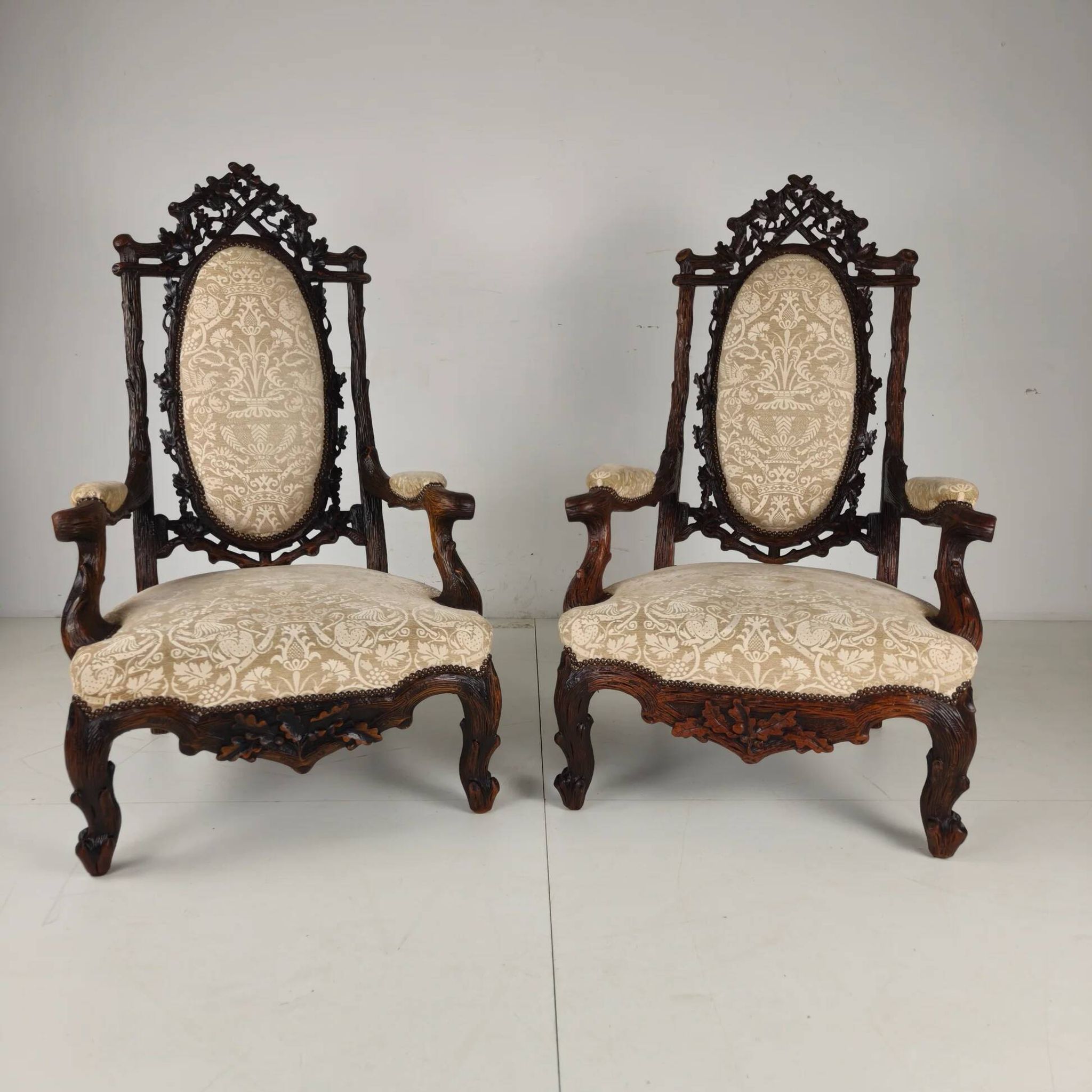Ensemble de deux fauteuils de style Forêt-Noire par Horrix – 19e siècle