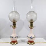 Paire de lampes à pétrole en porcelaine électrifiées, fin XIXème