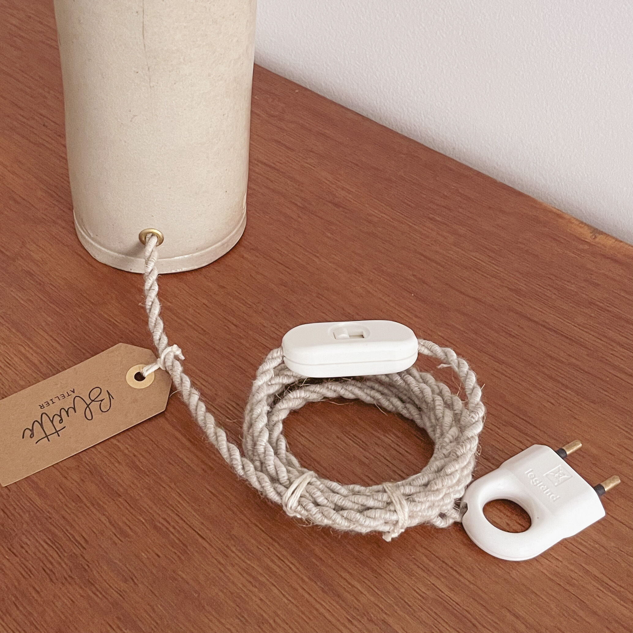 Lampe grès et jute tissée
