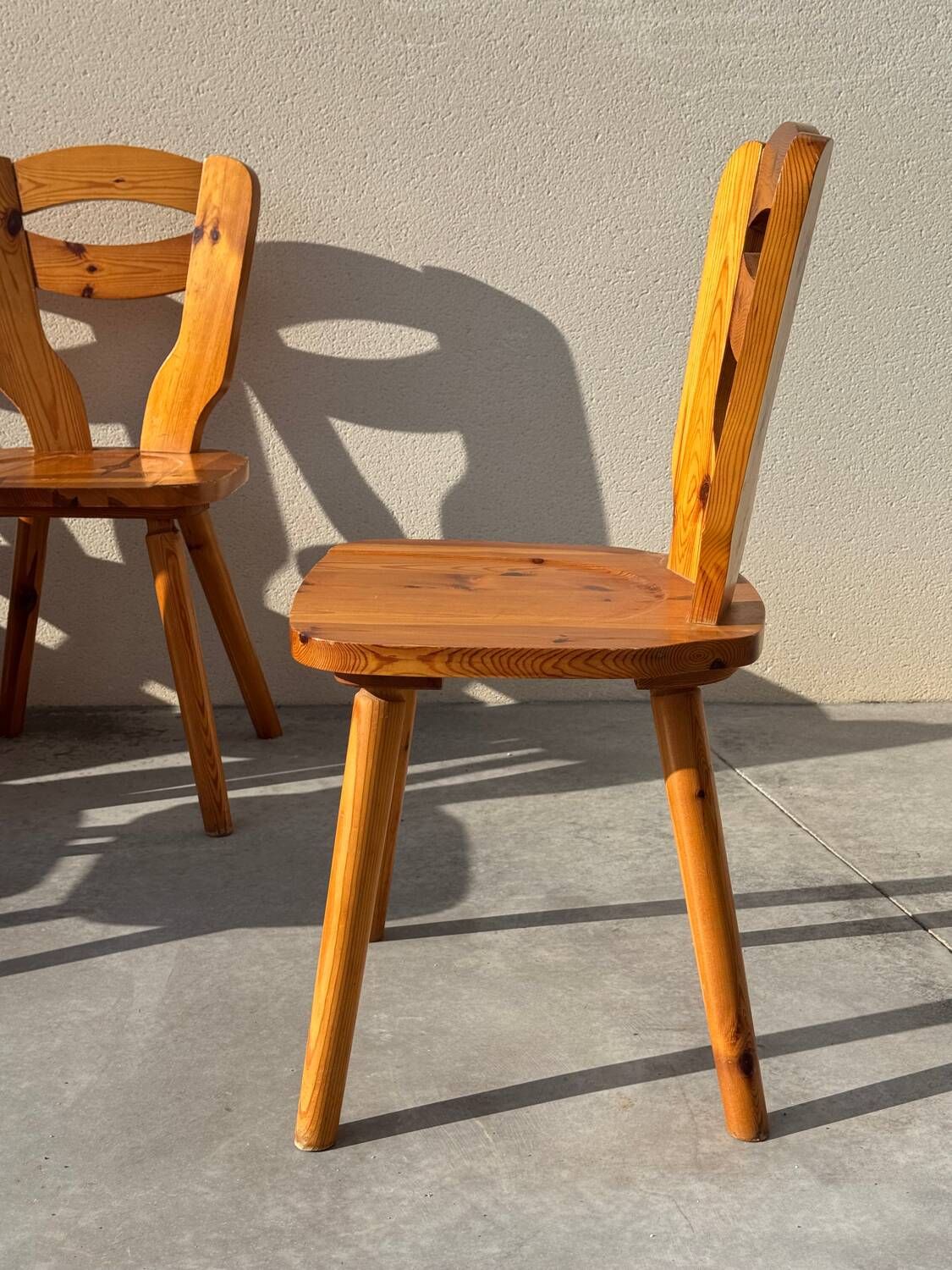 Set of 8 pine chairs in the Les Arcs design style by Charlotte Perriand from the 1970s.