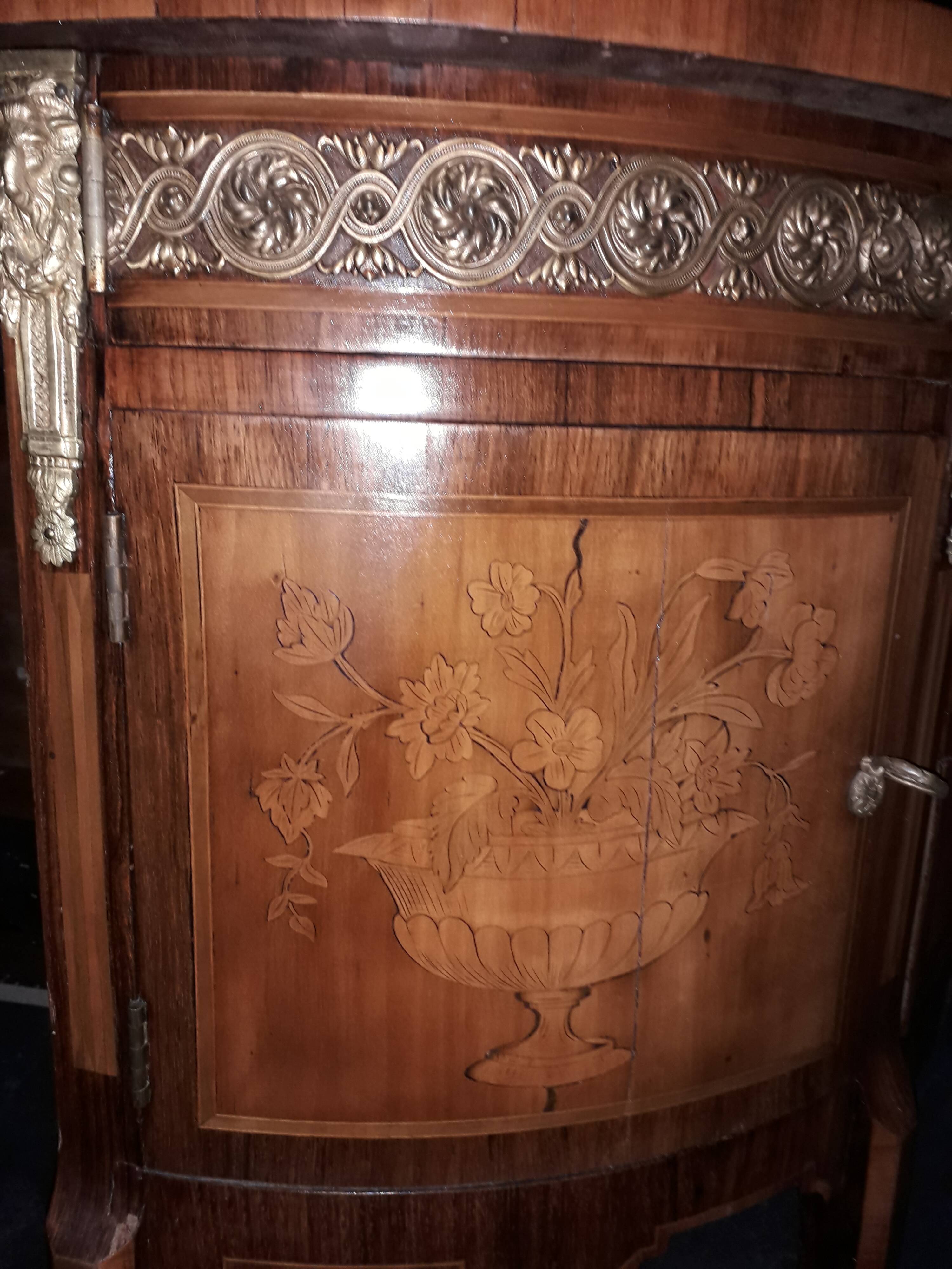 Commode demi-lune en marquetterie