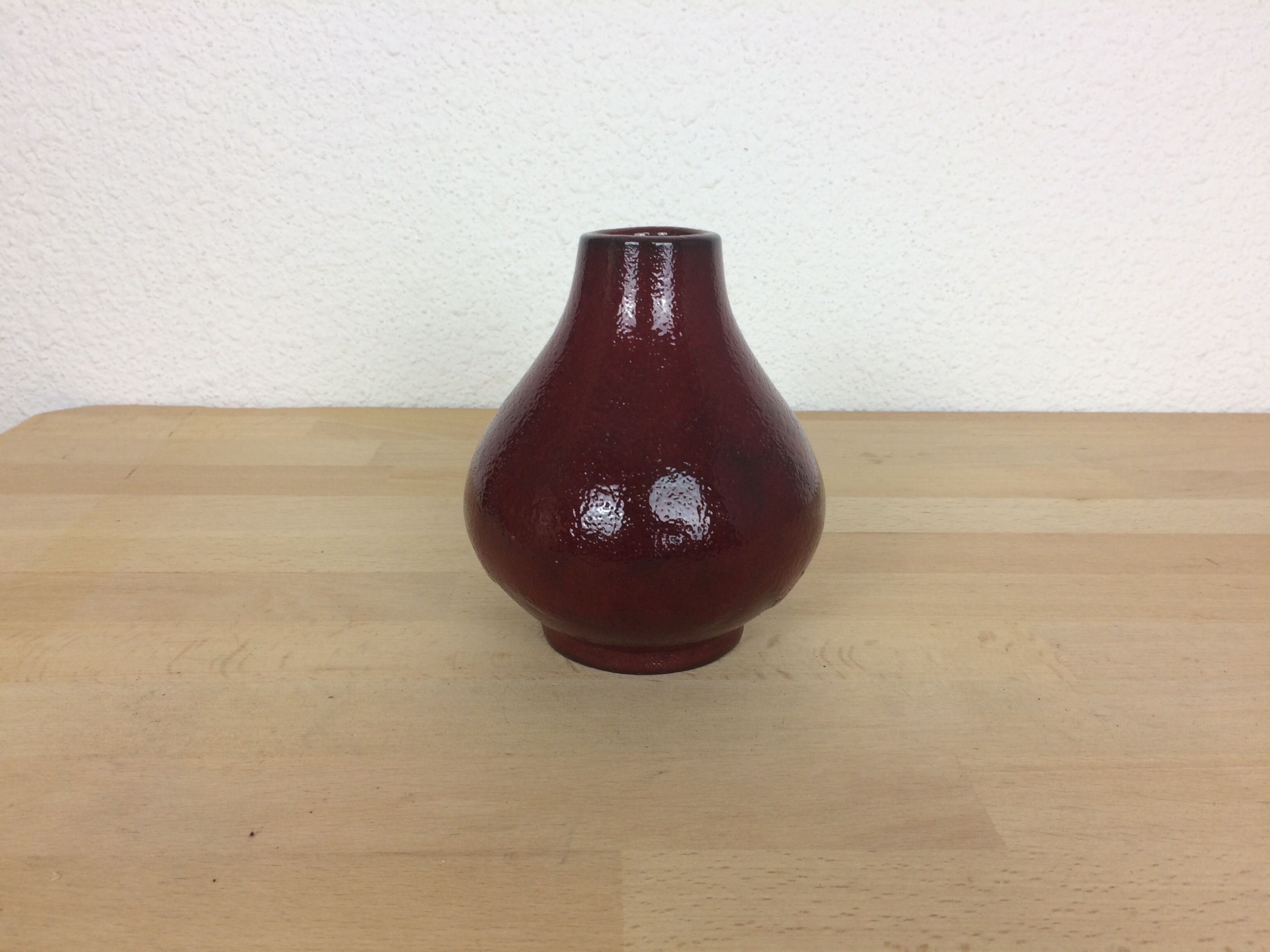 Vase en céramique rouge avec anse