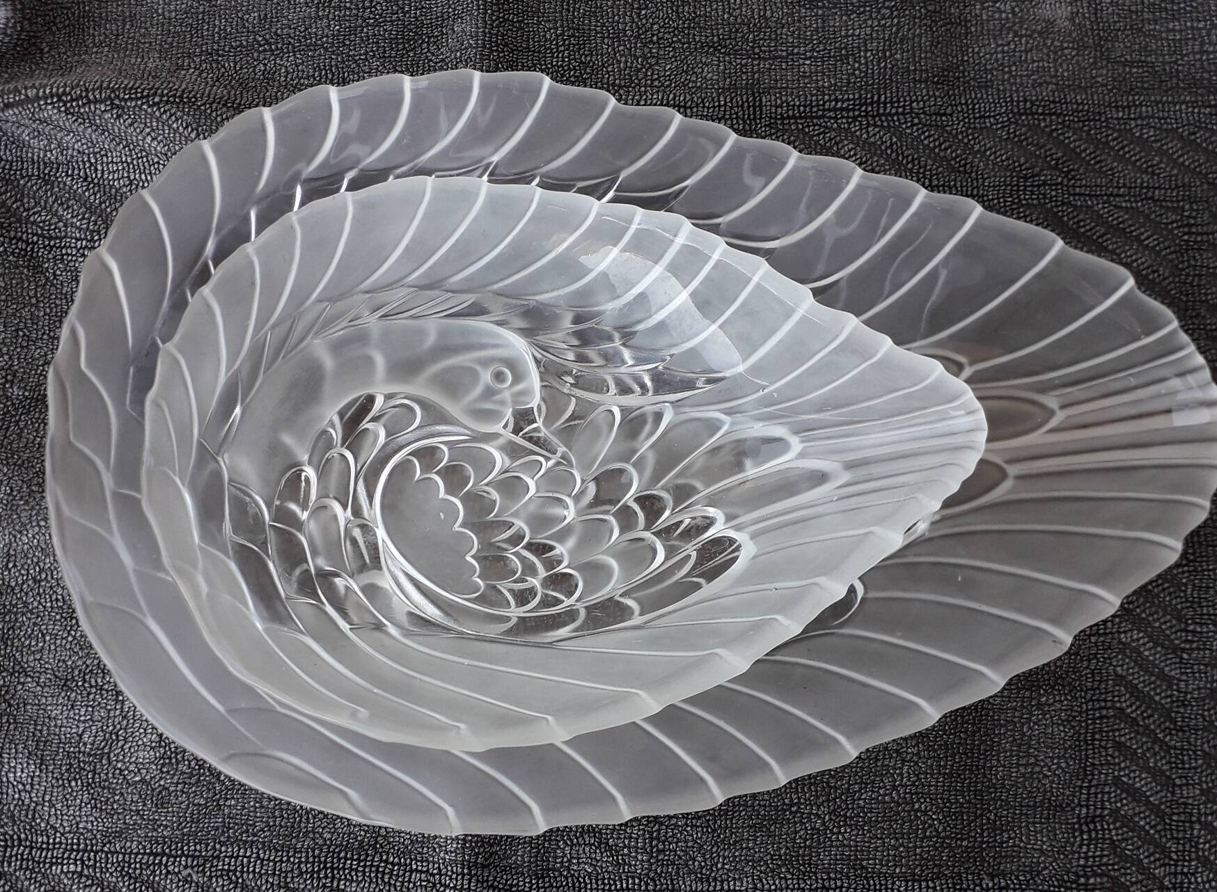 2 plats en verre cygne