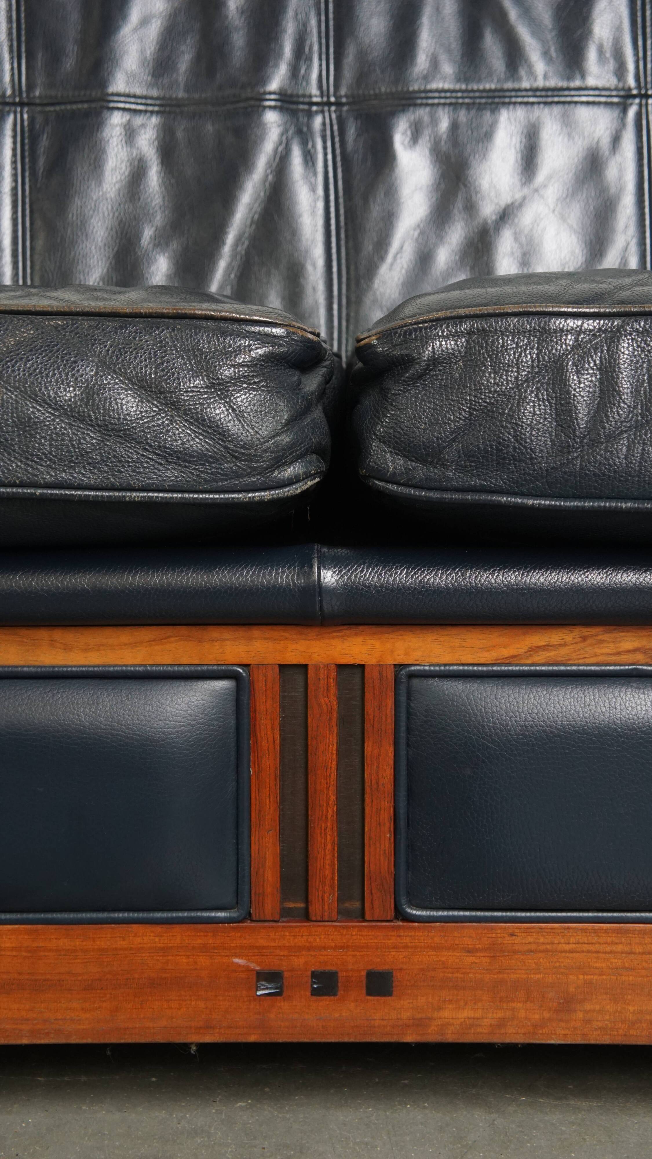 Canapé Art Déco 2,5 places avec boiseries et cuir de vachette bleu foncé