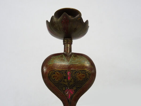 Paire d'anciens bougeoirs cobra en bronze de à gravure détaillé. Vers 1950