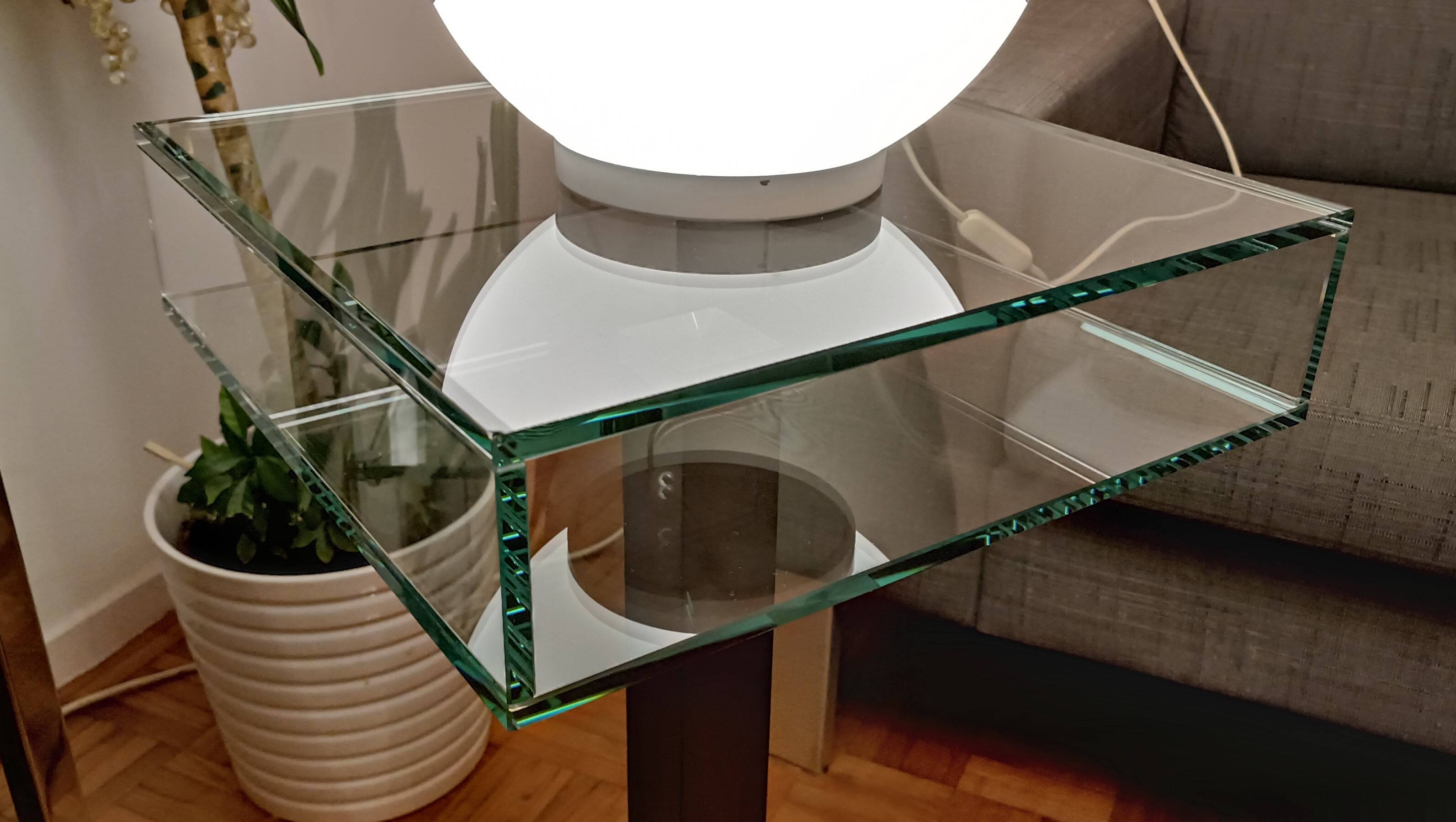 Very beautiful Marais International design pedestal table in 10mm clear glass