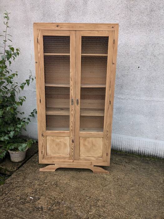 Armoire parisienne grillagée