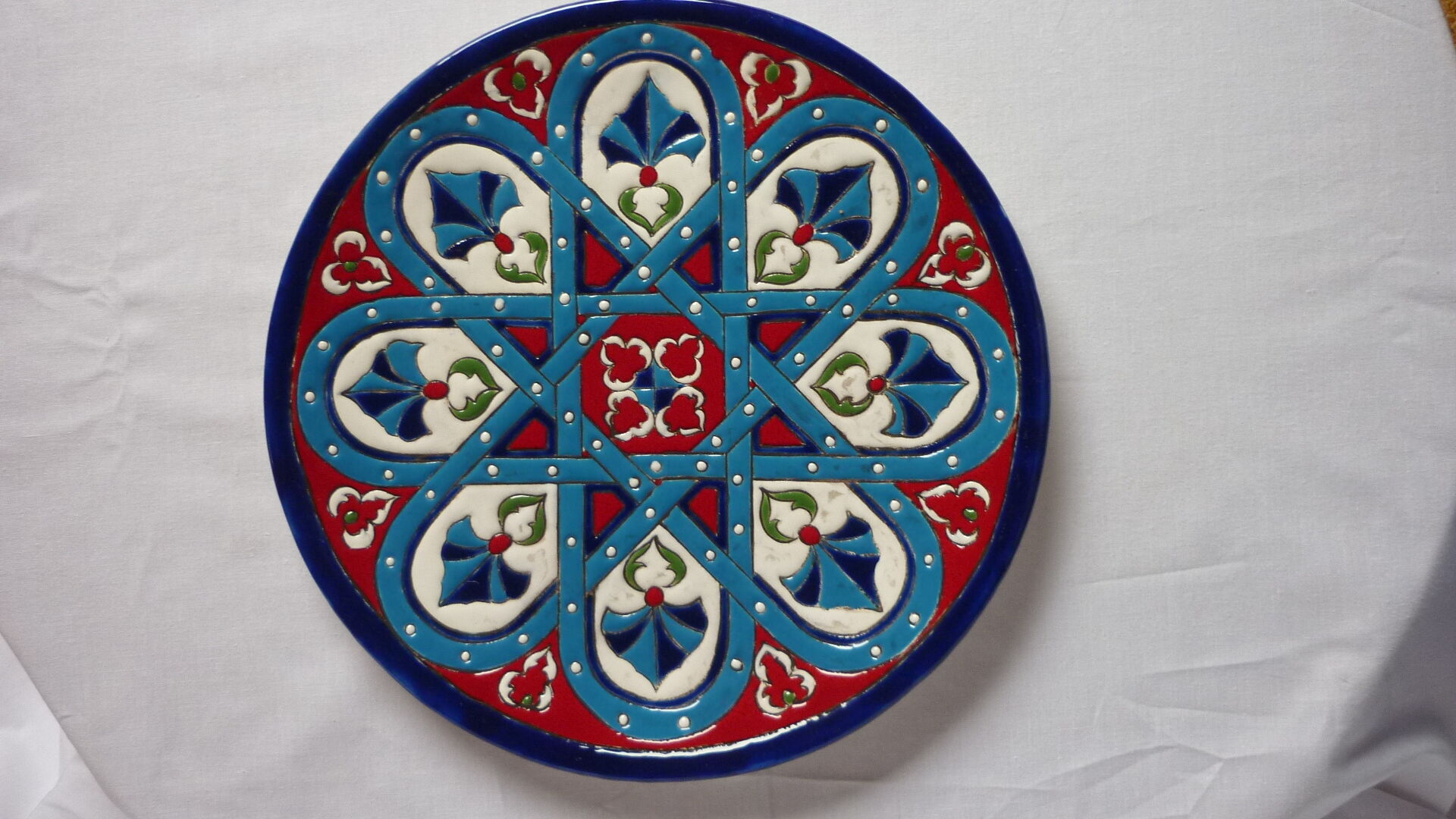 Flat enamelled geometrical patterns