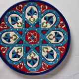 Flat enamelled geometrical patterns