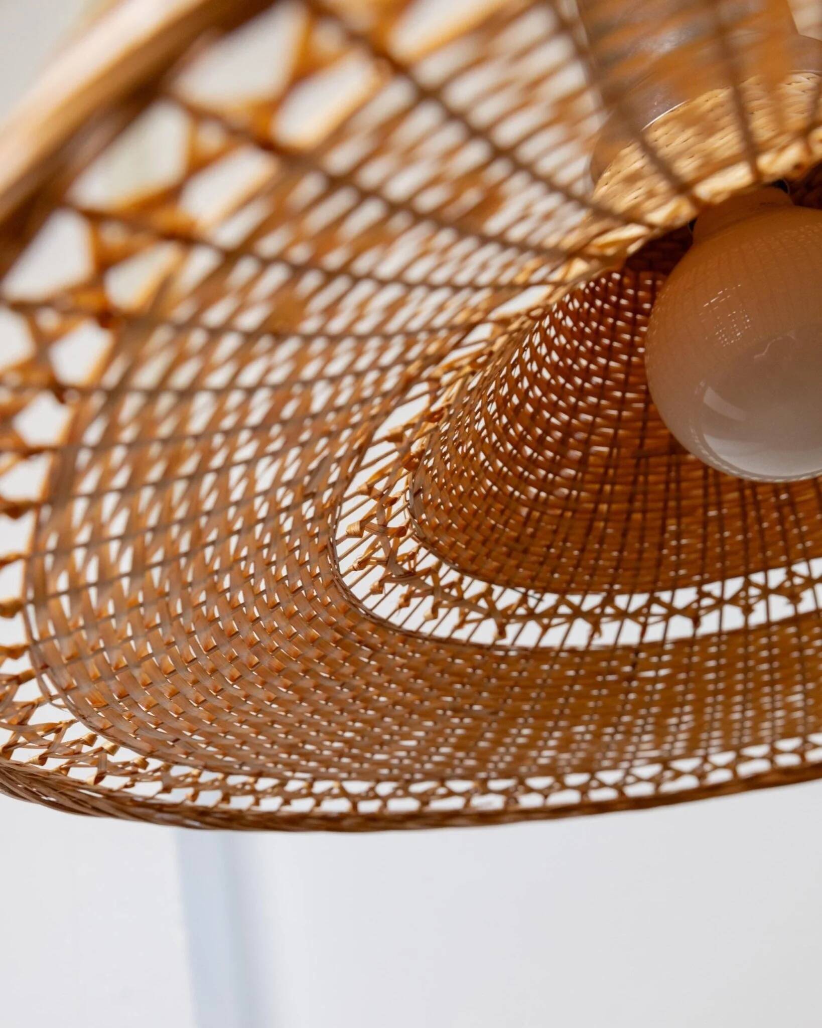 Grand lampadaire vintage en osier avec un dessus en chrome et un abat-jour en osier naturel – lumière suspendue italienne des années 1970 de l'ère spatiale.