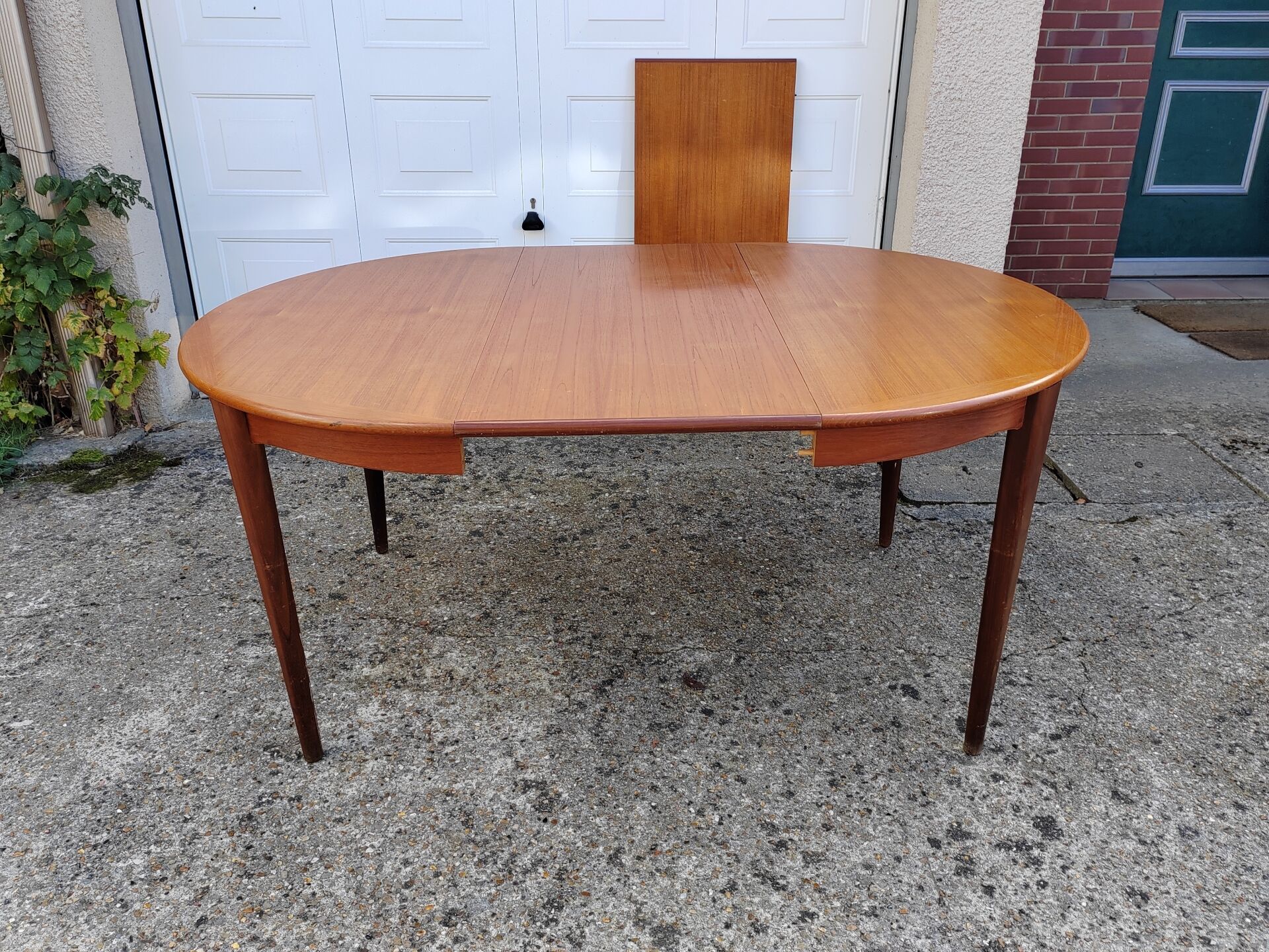 Extendable Scandinavian table
