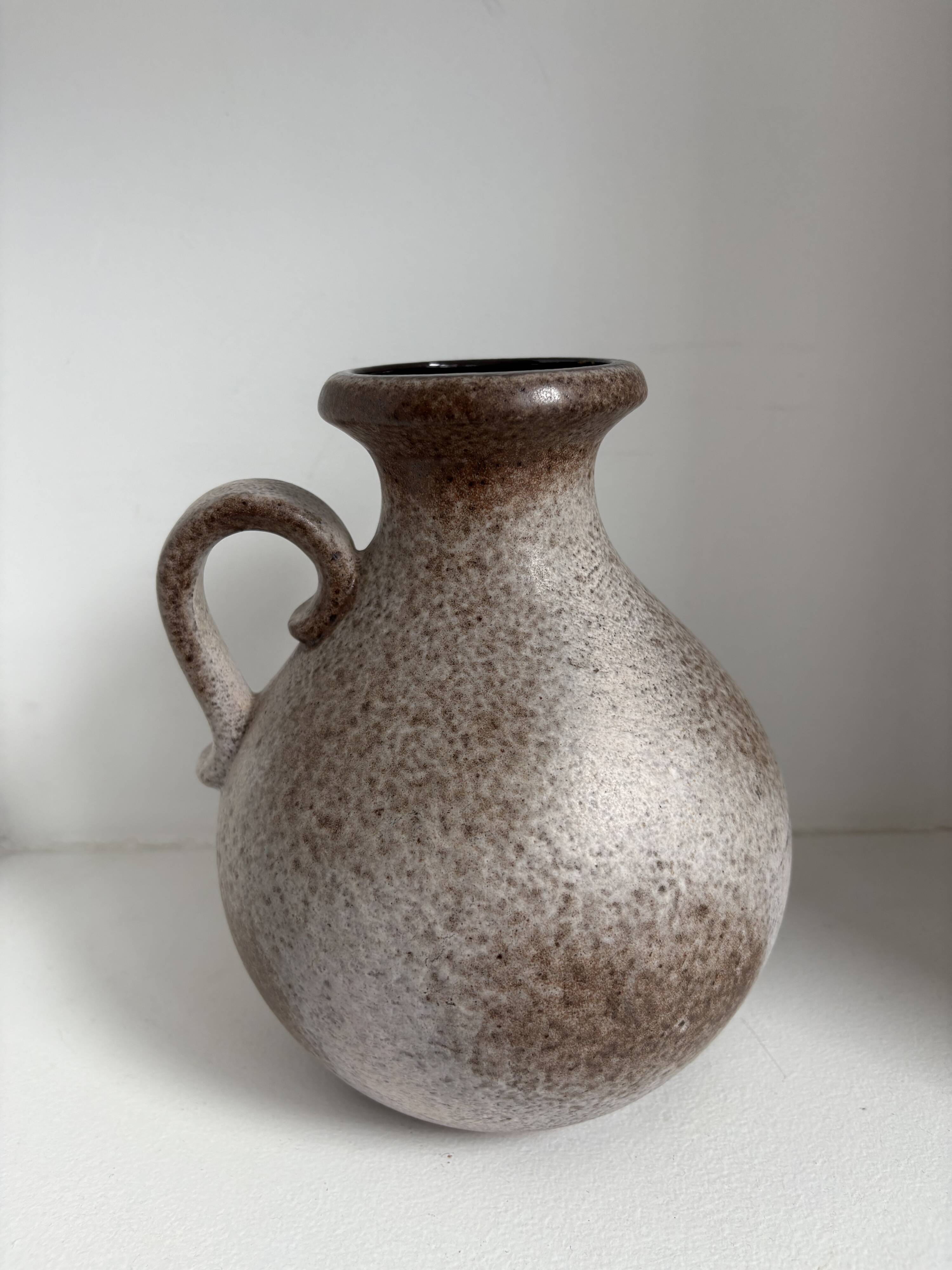 Set of 19 decorative items