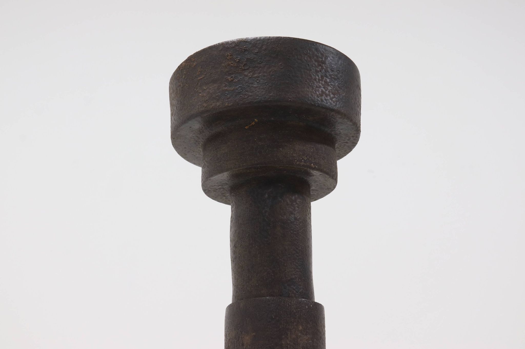 Objet cylindrique en grès brutaliste signé Studio Pottery années 1960