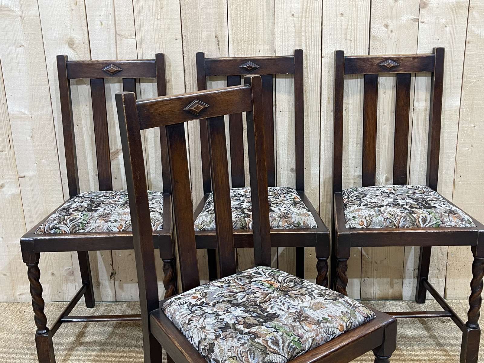Suite of 4 English chairs early twentieth in oak.
