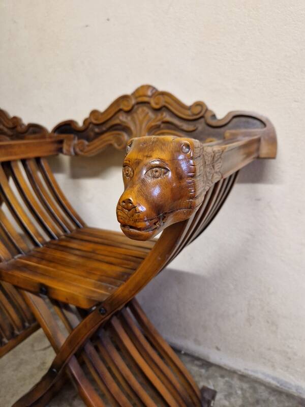 Pair of curule chairs known as Savonarole chairs - In carved wood