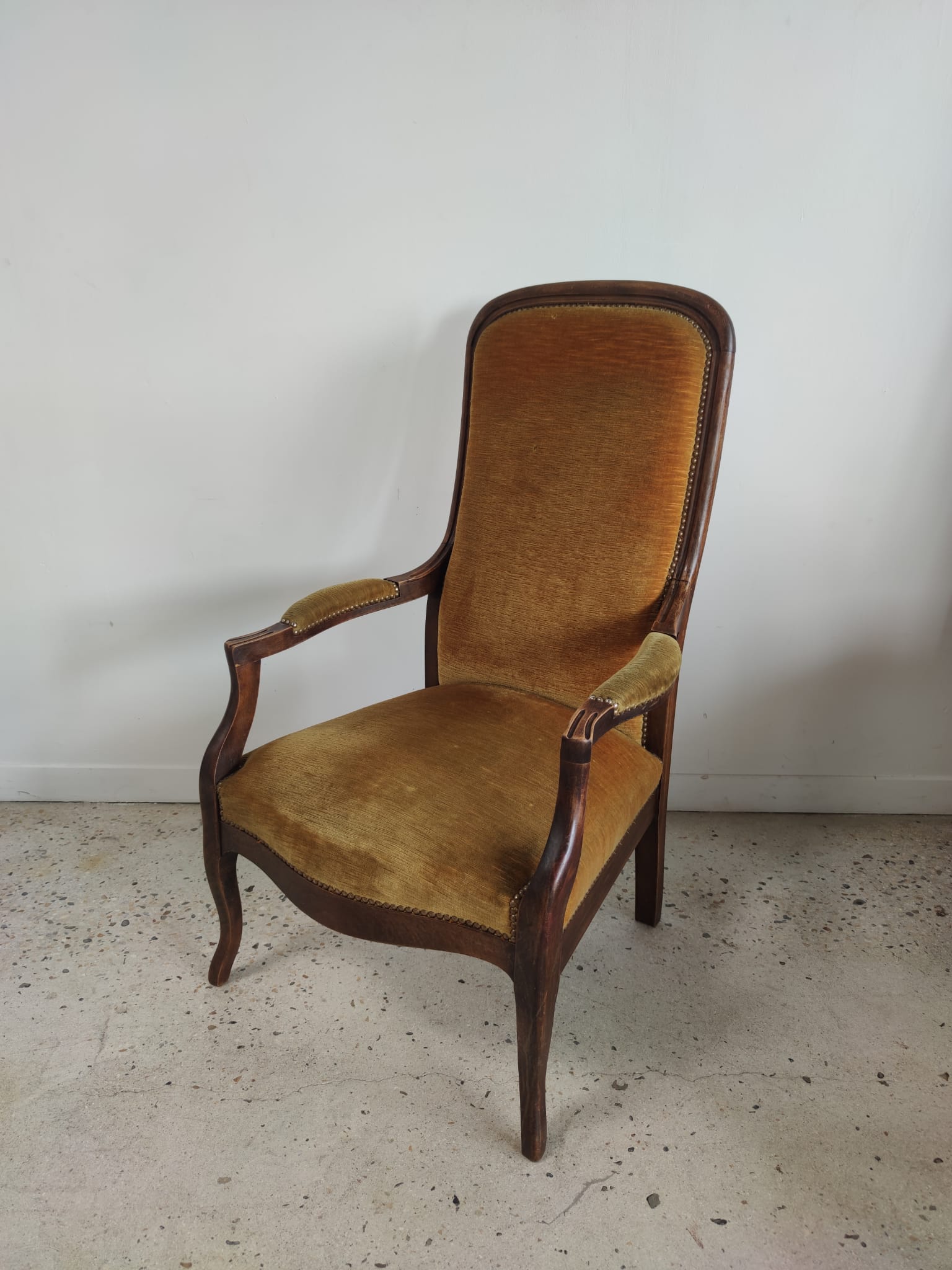 Fauteuil Voltaire garniture de velours jaune