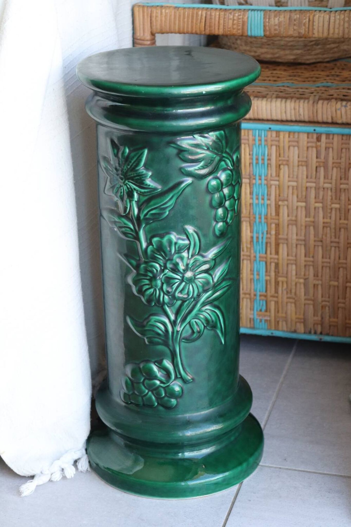 Pedestal column in green ceramic with flower and fruit decoration