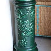 Pedestal column in green ceramic with flower and fruit decoration