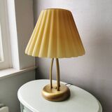 Lampe de table en laiton avec capot en verre plissé années 90