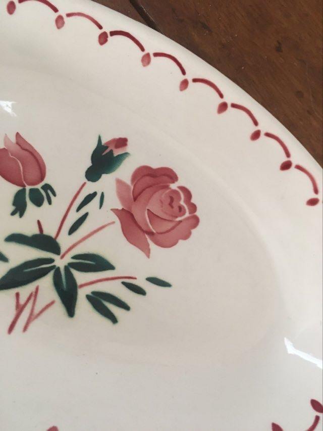Two ceramic ravines decorated with roses