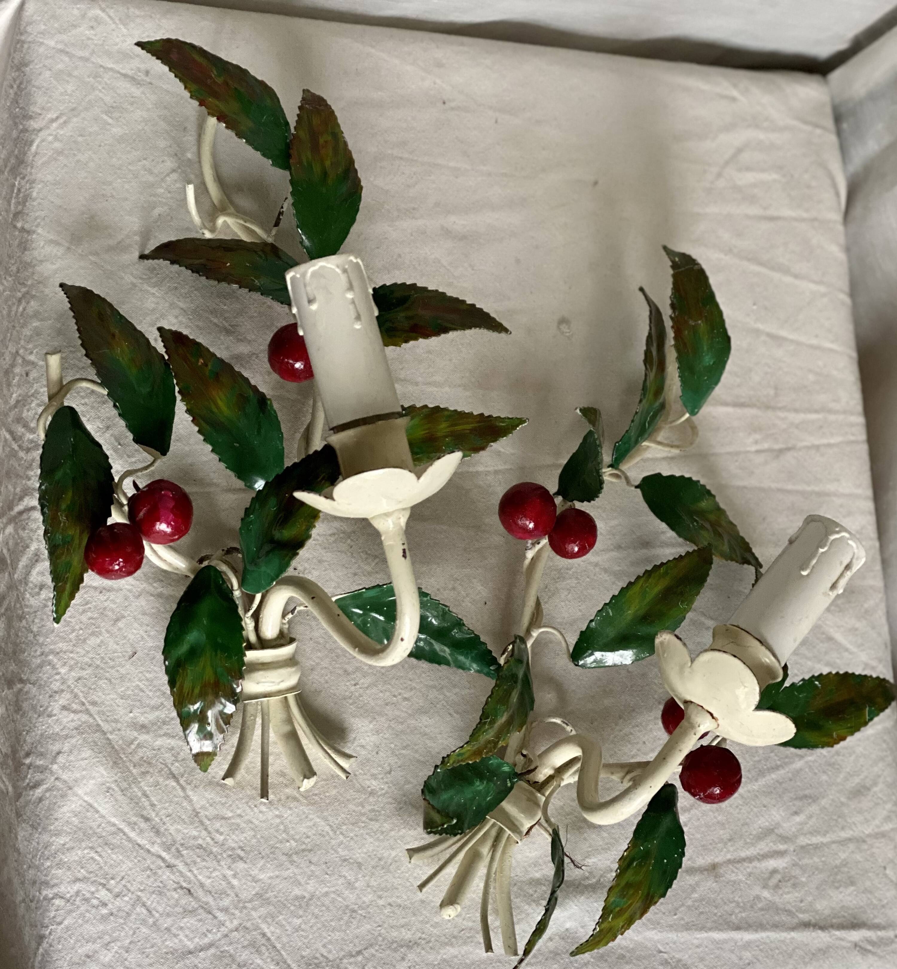 Pair of cherry metal wall lights, white and green, vintage 1970s.