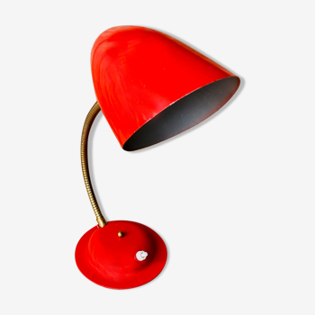 Lampe de bureau années 50 en tole emaillée rouge.