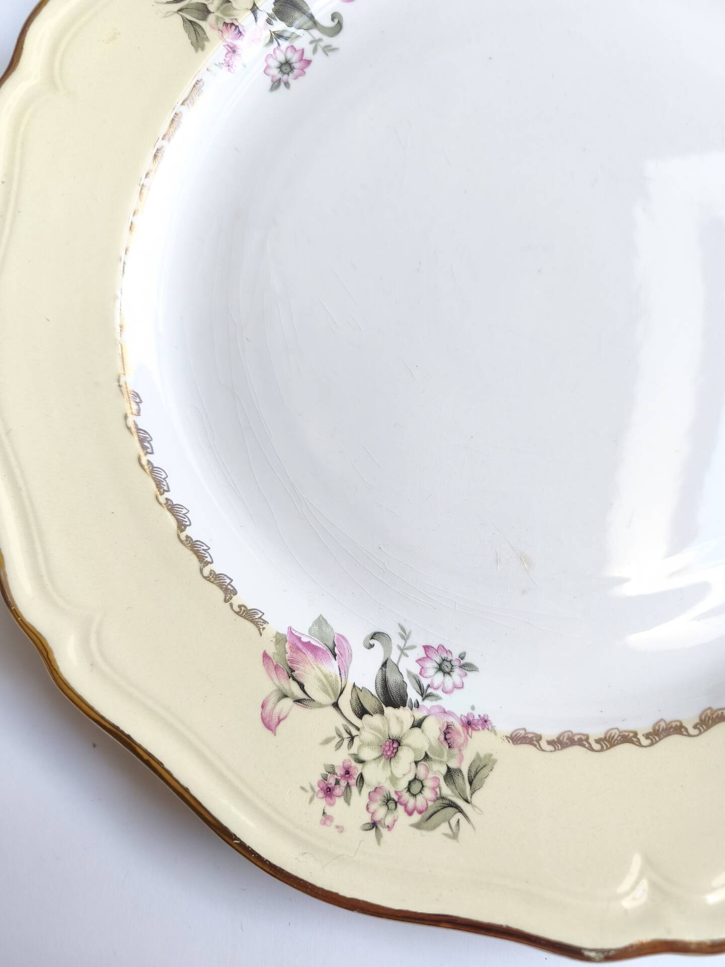 Round vintage plate L'Amandinoise model Paola cream and white flowers