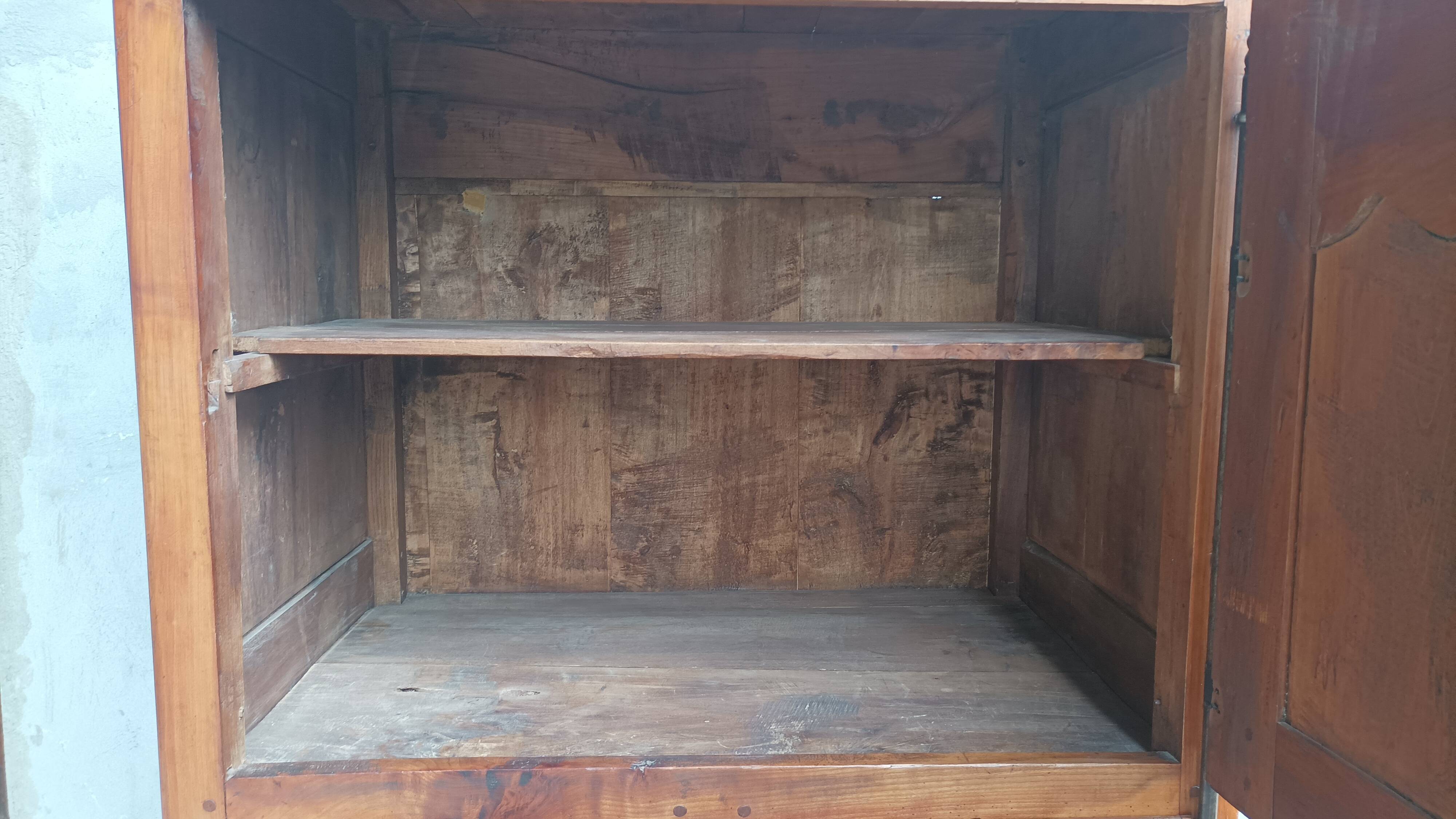 Cabinet vendéen homme debout louis xv en merisier