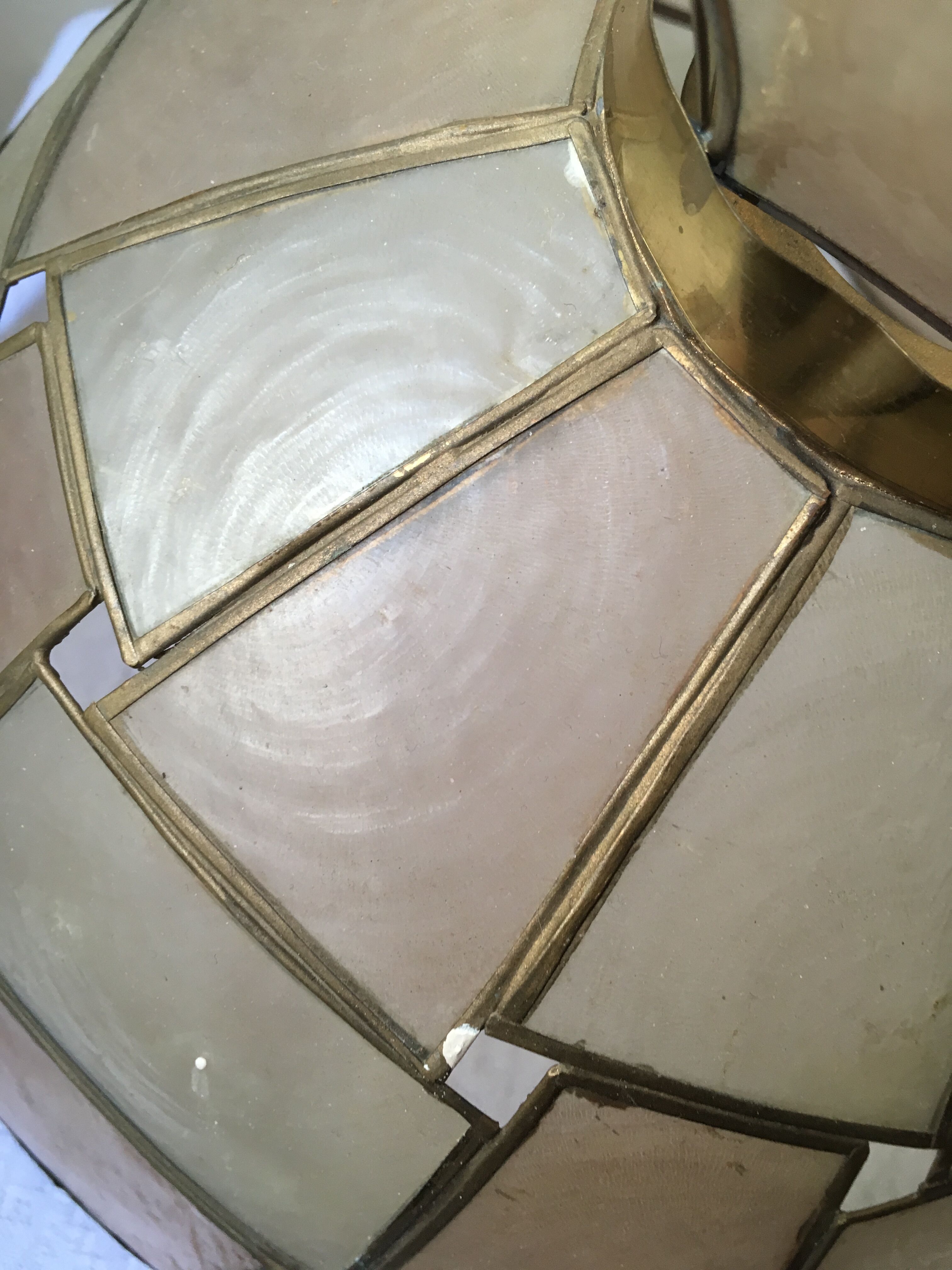 Mother-of-pearl and brass suspension with its collar