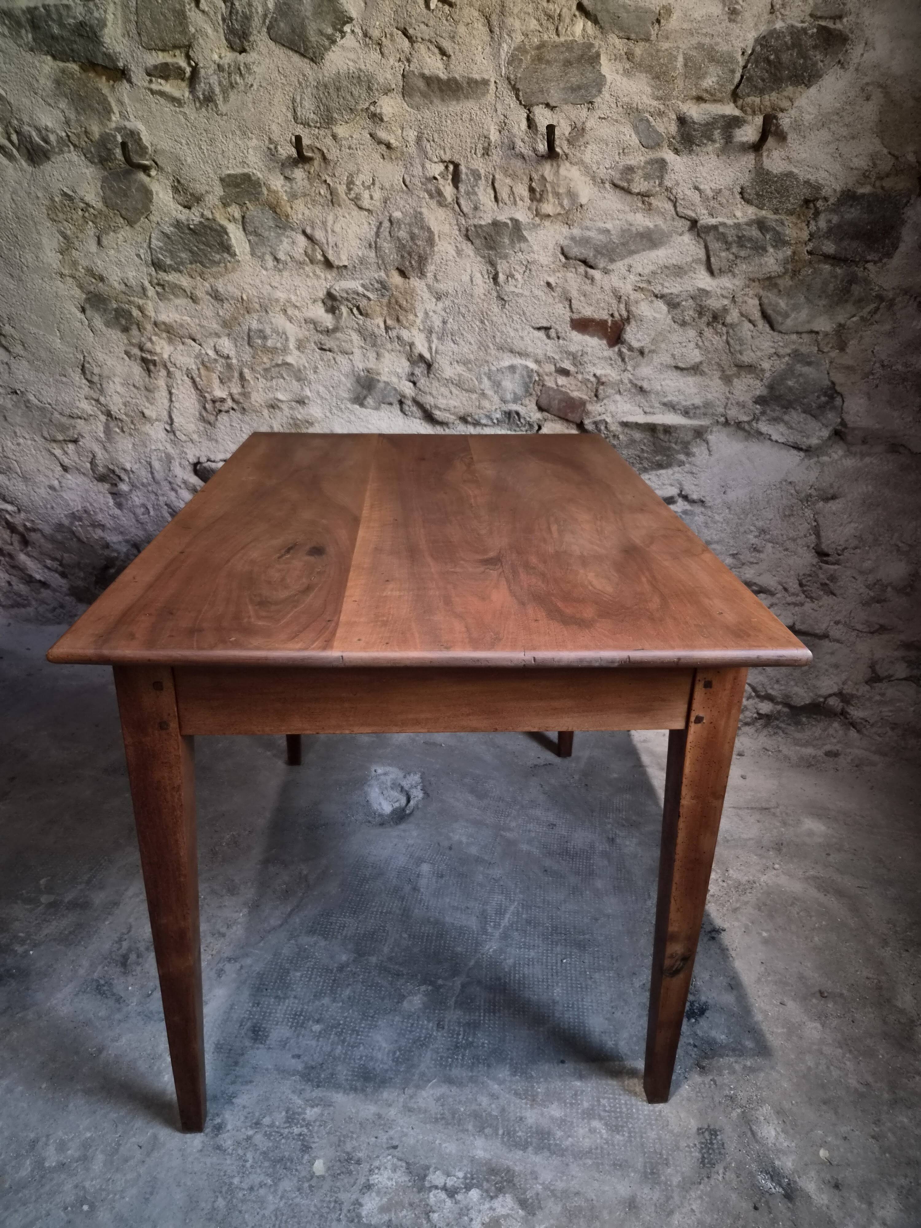 Table française ancienne en noyer avec tiroir, vers 1900–1920