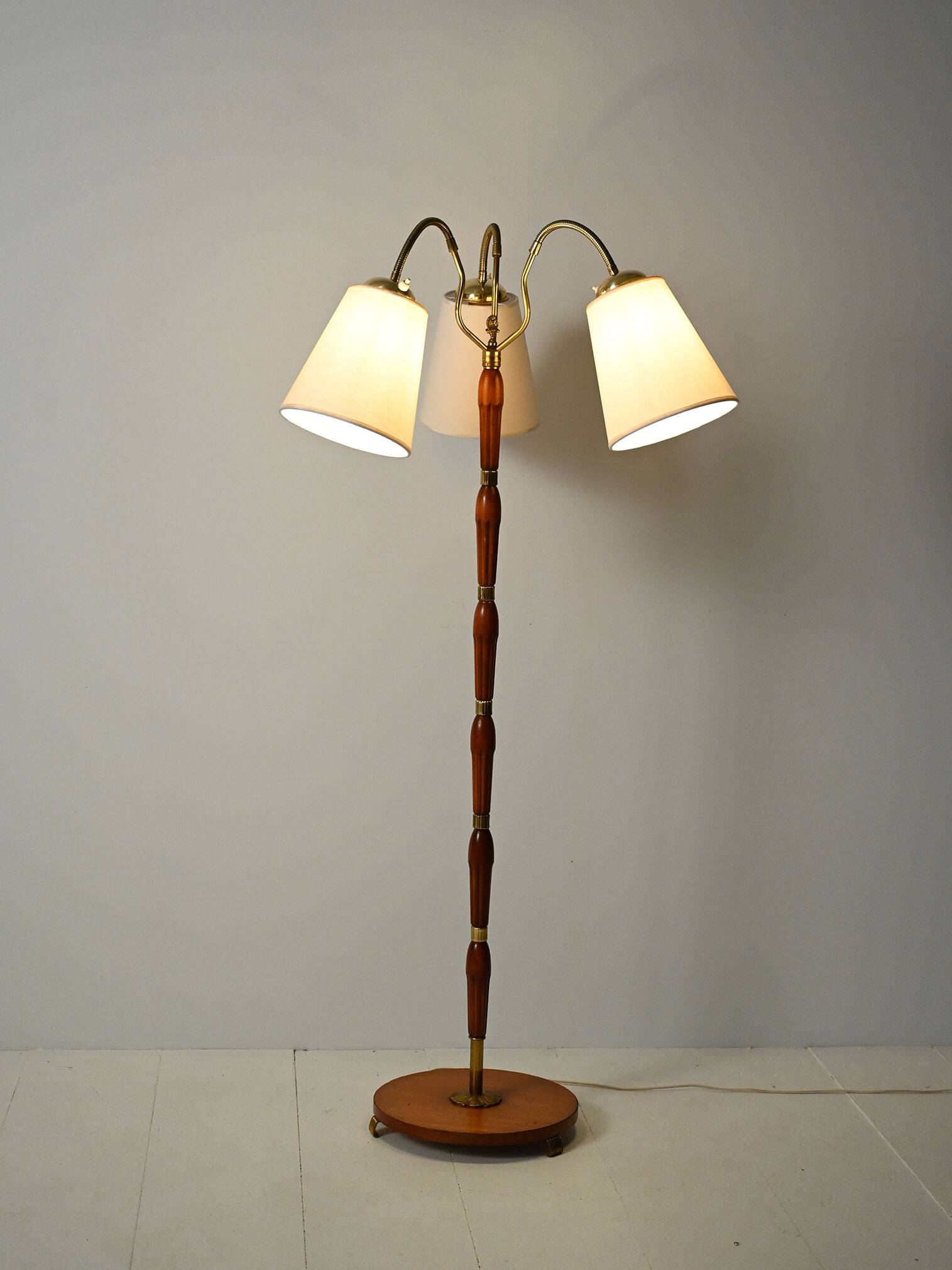 Lampadaire à trois bras en teck et laiton, Scandinavie, années 1940-1950