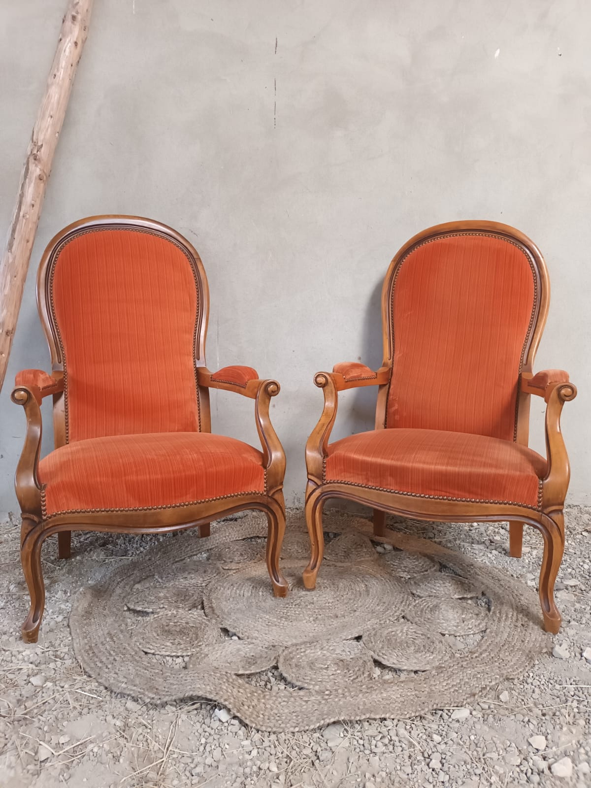 Deux fauteuils type Voltaire, en velours orange