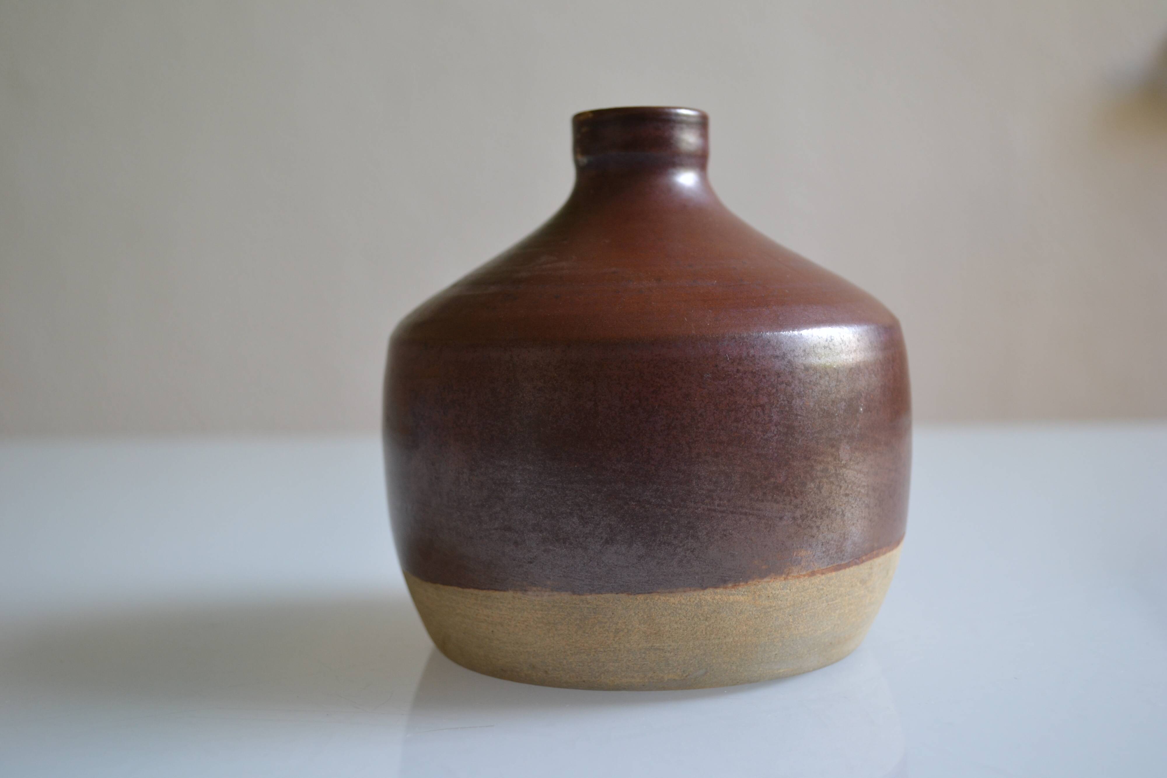 Vase bouteille en grès cachet trèfle à identifier
