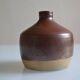 Vase bouteille en grès cachet trèfle à identifier