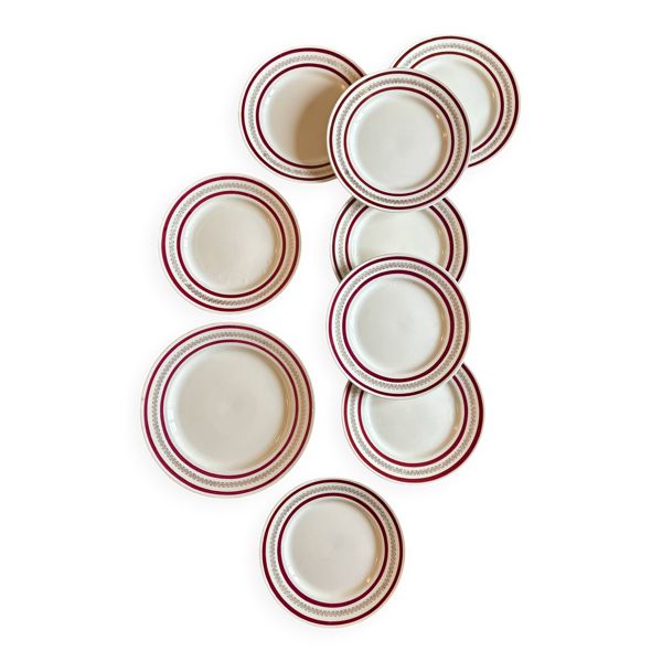 Lot de 8 assiettes plates et d'un plat vintage, décors rouges et or, manufa