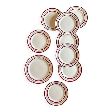 Lot de 8 assiettes plates et d'un plat vintage, décors rouges et or, manufa
