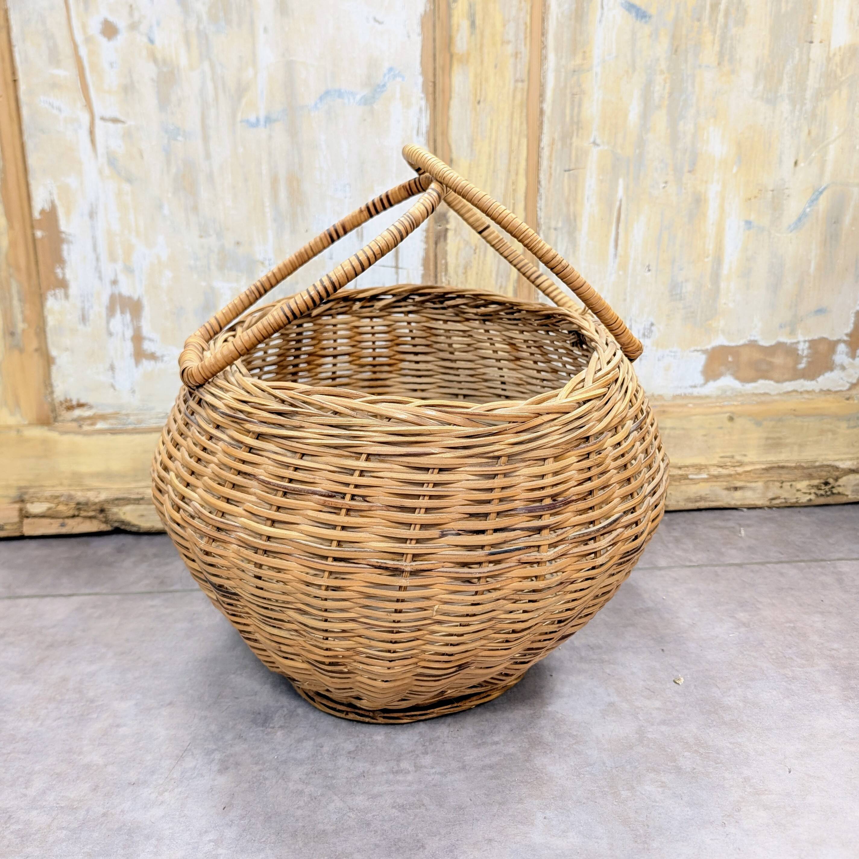 Panier boule en rotin tressé à anse