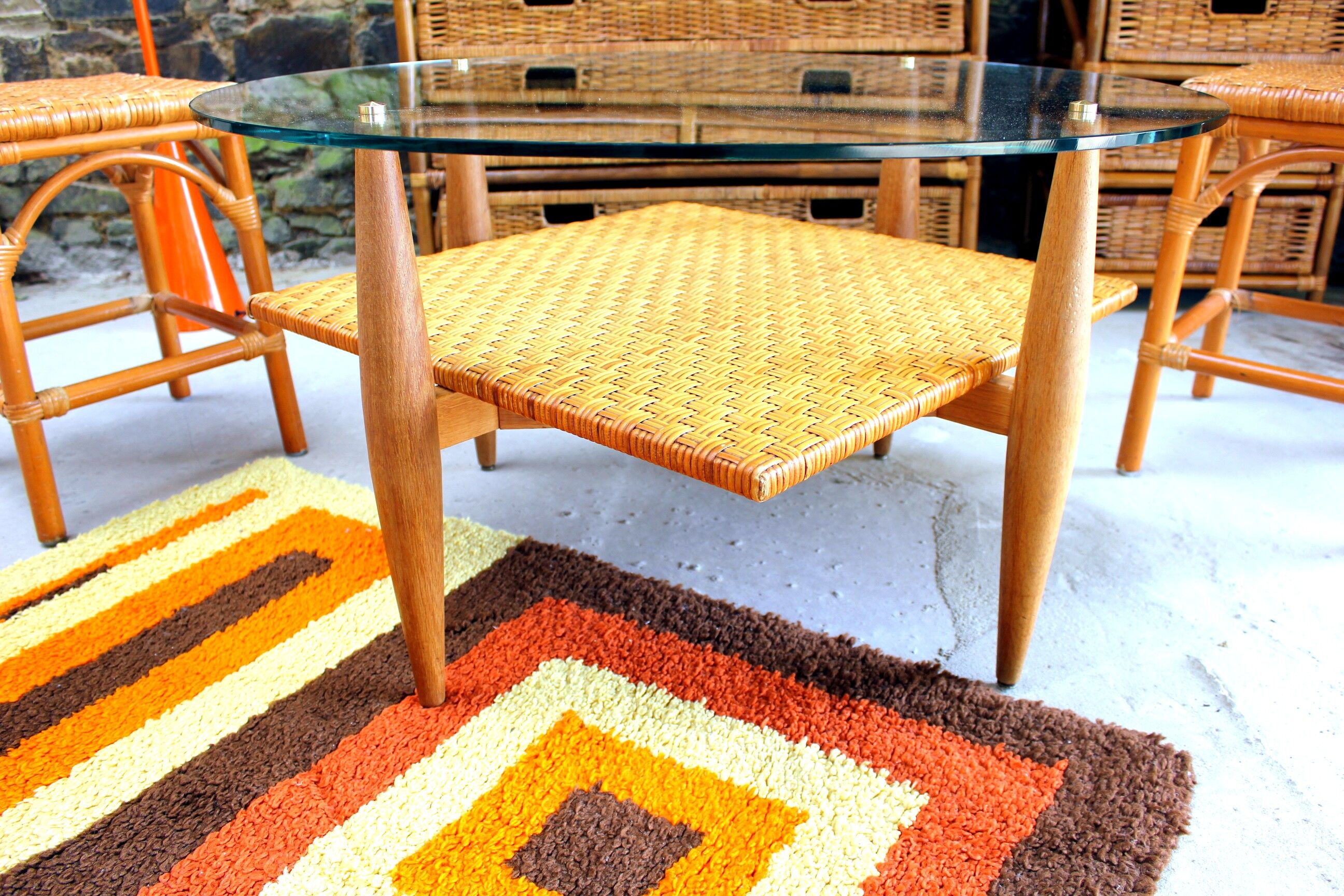 Vintage coffee table in woven wicker and rattan glass from the 60s/70s