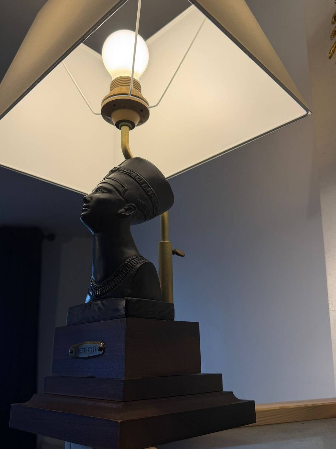 Vintage Egyptian-Inspired Table Lamp – Bust of Queen Nefertiti