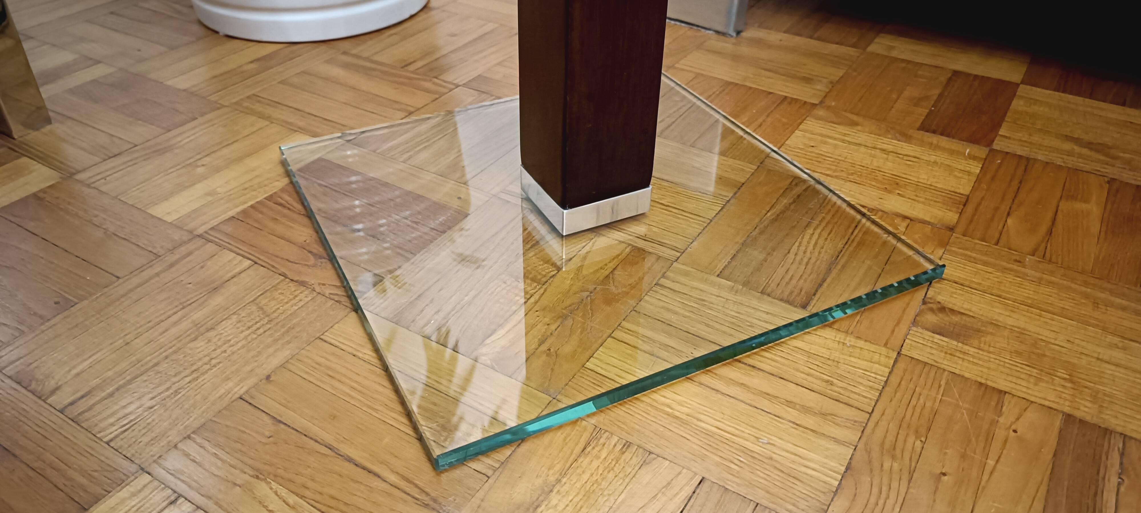 Very beautiful Marais International design pedestal table in 10mm clear glass