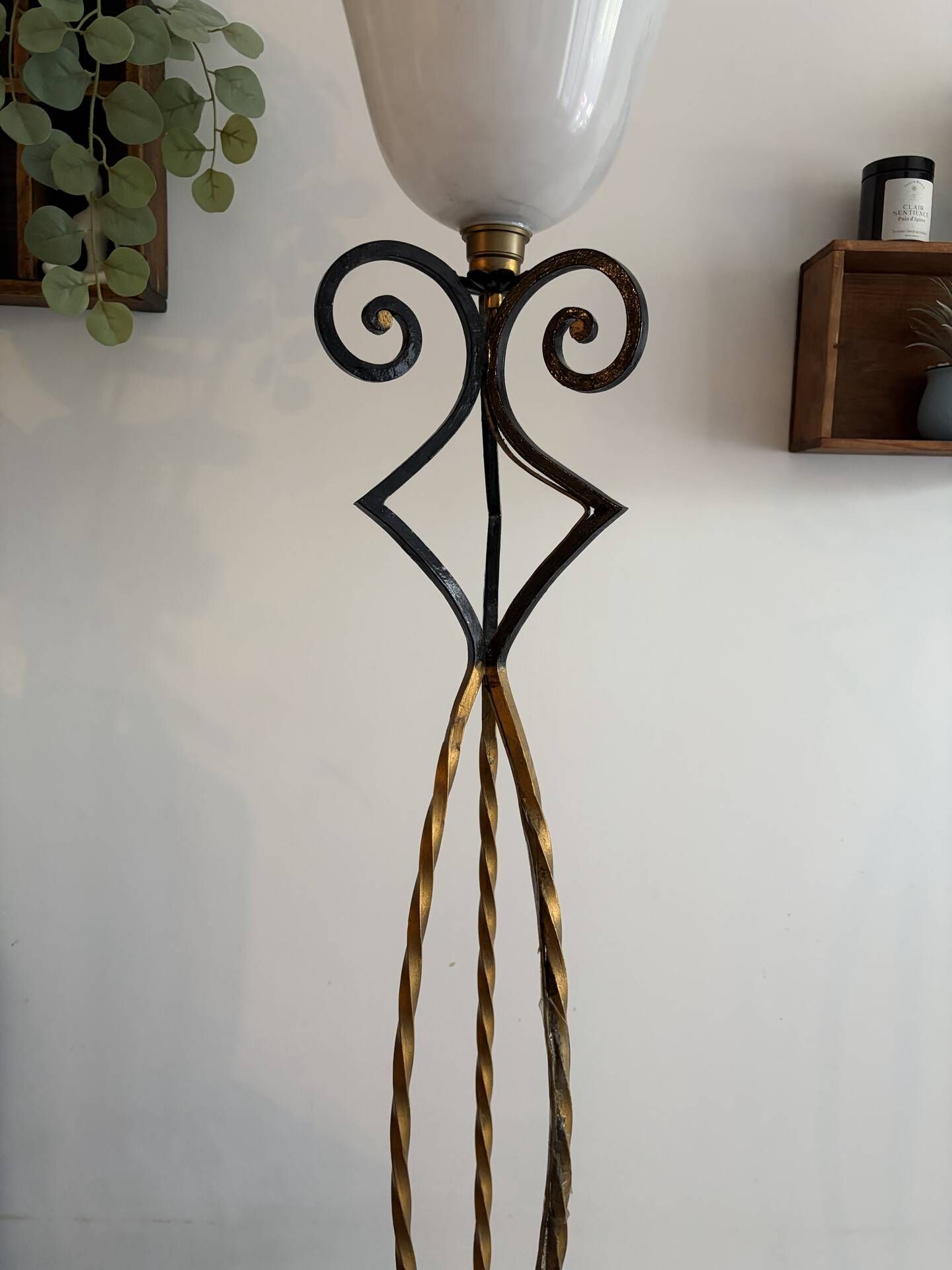Vintage floor lamp in wrought iron and opaline.
