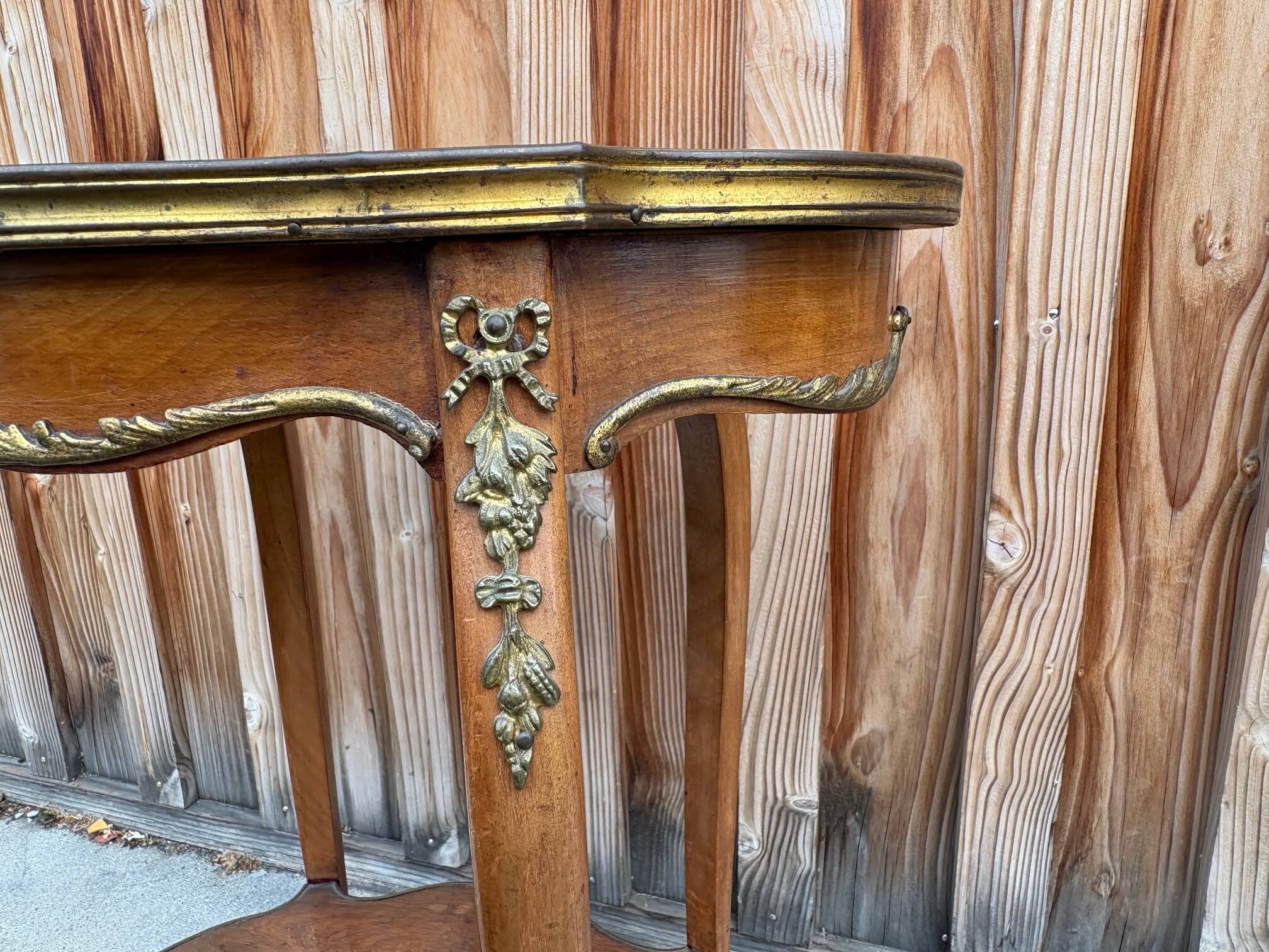 Guéridon ancien Louis XV – marbre rosé et laiton doré – fin XIXᵉ siècle