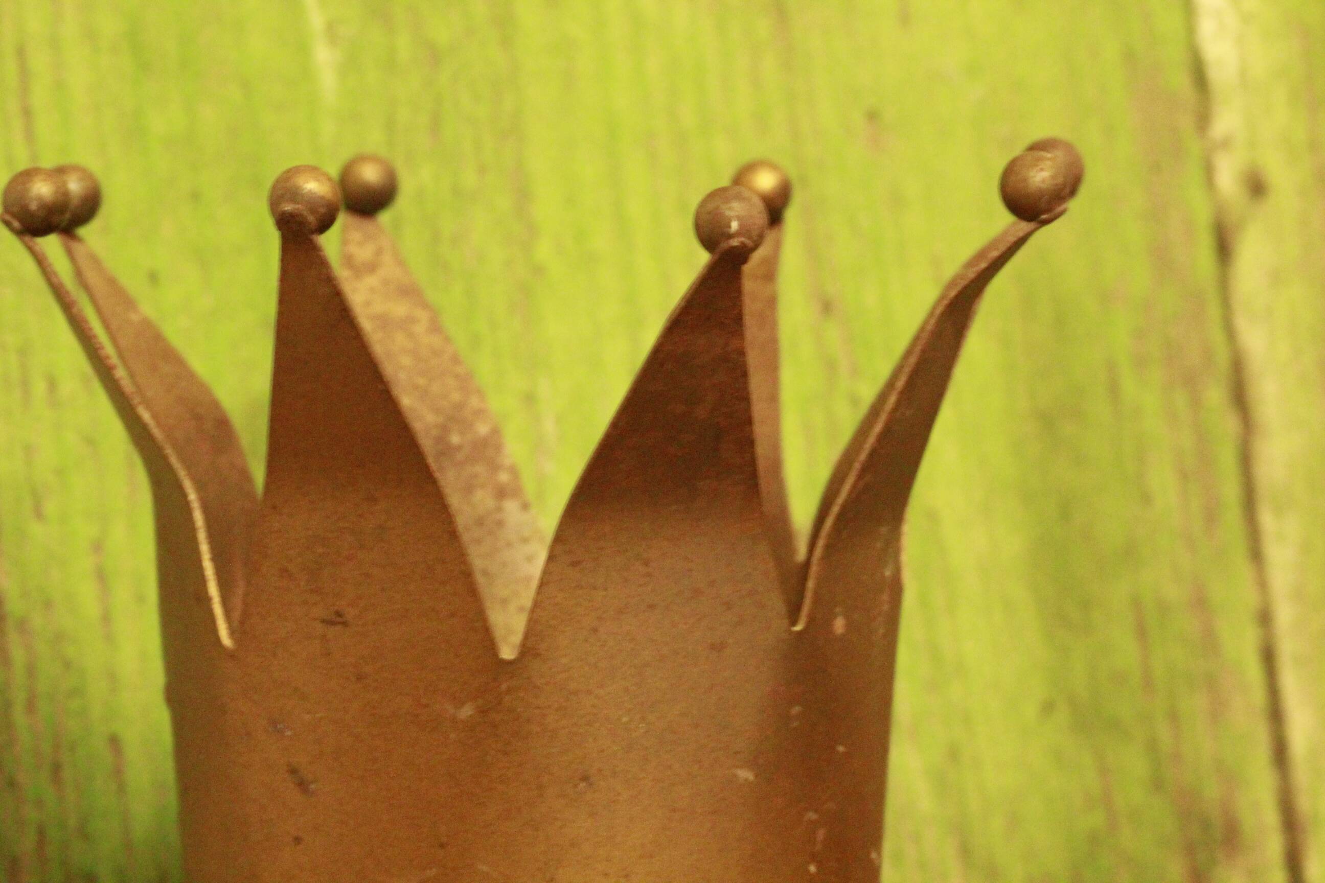 Empty pocket crown of kings