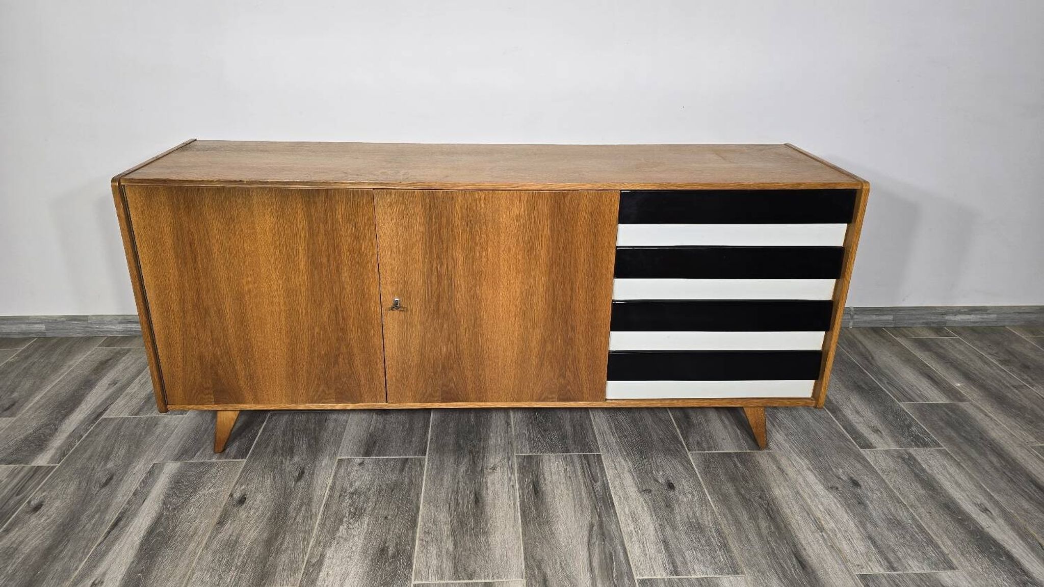 Buffet de Jiri Jiroutek pour Interior Prague
