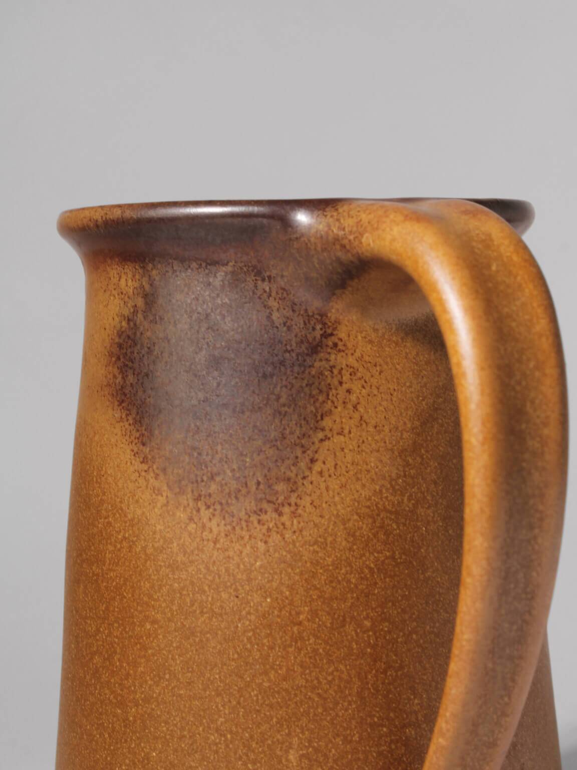 Pichet en céramique marron moutarde, années 1960, signé
