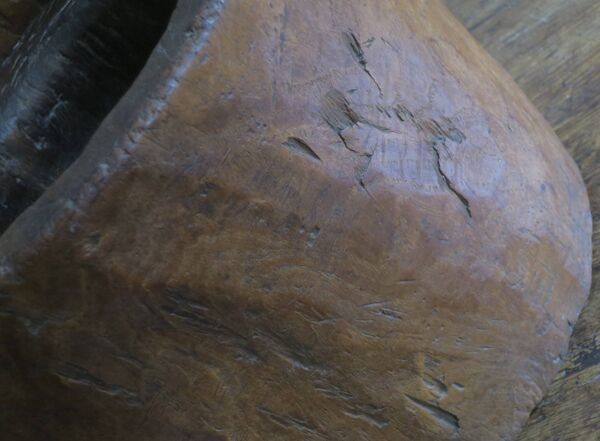 Table basse antique en mortier sculpté à la main avec plateau circulaire en verre