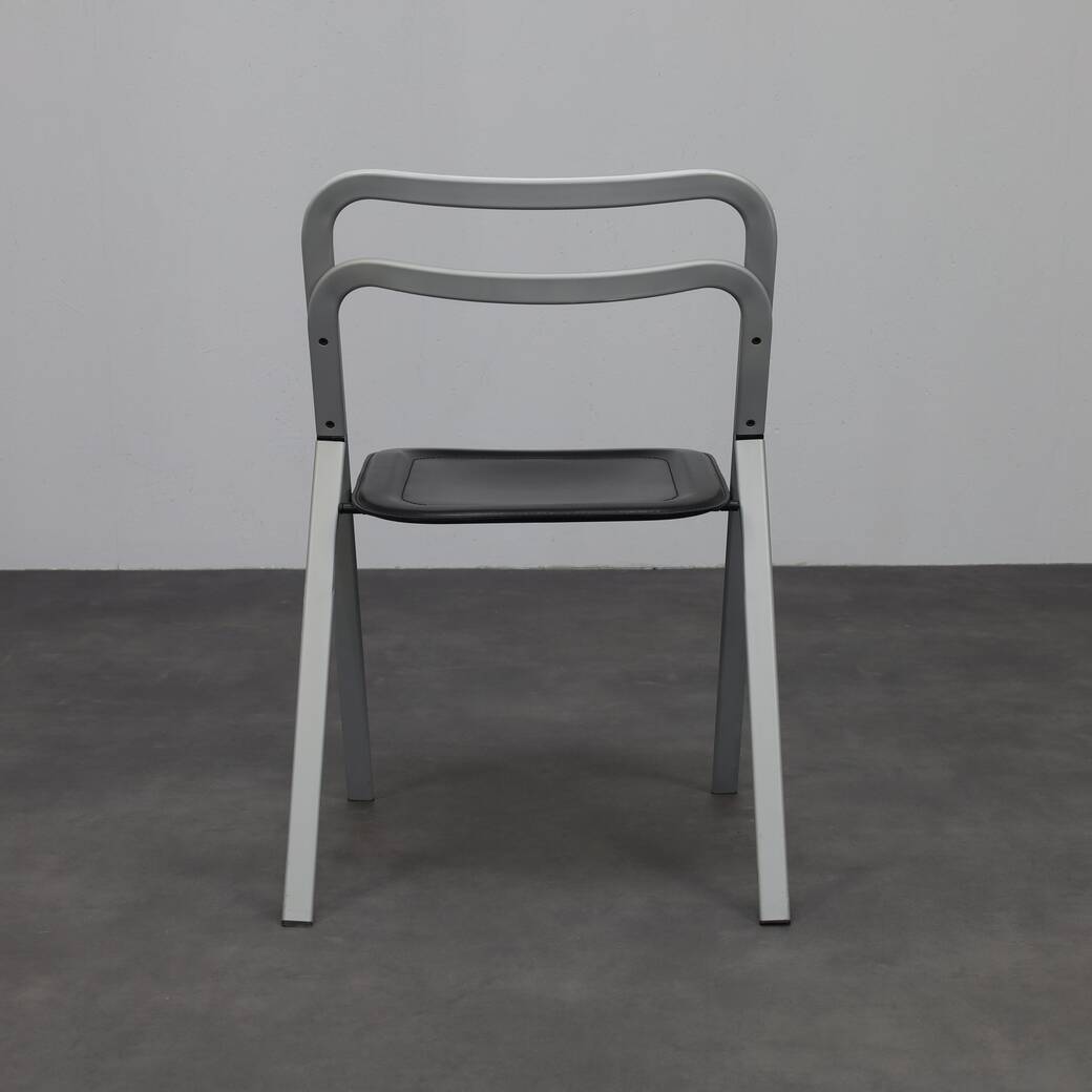 Giorgio Cattelan leather folding chairs for Cidue, Italy, 1970s.